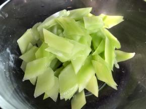 莴笋去皮洗净后切片