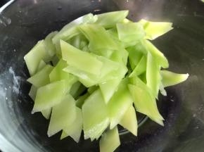 莴笋去皮洗净后切片