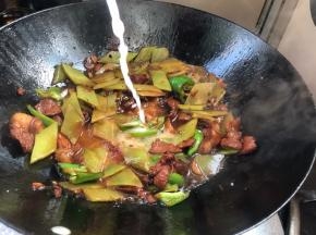 淋入淀粉水勾芡