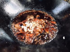 加少许清水，加姜蒜末炒香