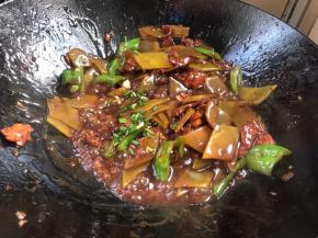 撒入葱花和味精，炒匀即可