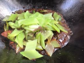 加莴笋、盐、胡椒粉炒匀