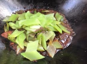 加莴笋、盐、胡椒粉炒匀