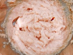用筷子把肉泥搅拌上劲，一定要多搅拌才会好吃哦，家有厨师机的就比较方便简单