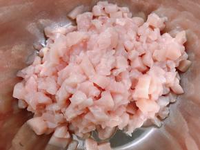 鸡胸肉洗净沥干水切成小丁