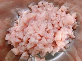 鸡胸肉洗净沥干水切成小丁