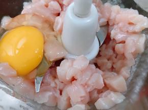 把鸡肉丁里打入一个鸡蛋，启动料理机打成肉泥