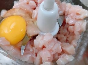 把鸡肉丁里打入一个鸡蛋，启动料理机打成肉泥