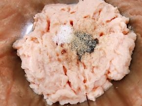 把鸡肉泥放入盆里，加入盐，料酒，蚝油，白糖，胡椒粉