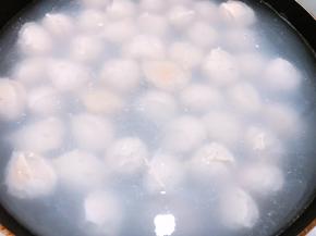 等全部做完，可以把火稍微开大一点点，煮至丸子全部浮起后捞出