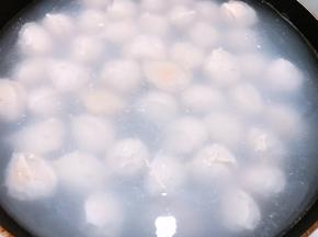 等全部做完，可以把火稍微开大一点点，煮至丸子全部浮起后捞出