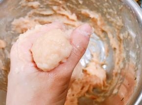 锅里加入半锅水开最小火加热，同时用虎口挤出丸子