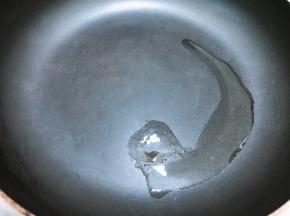 锅里加入少许植物油