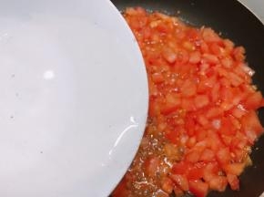 加入盐和白糖翻炒出汁后，加入小半碗清水