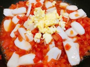 等年糕煮软后加入鸡蛋碎翻炒均匀后出锅