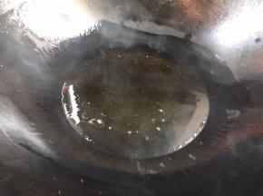 锅中烧油至冒烟