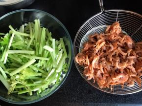 洗净沥水，芹菜切段备用