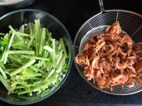 洗净沥水，芹菜切段备用
