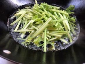 放入芹菜梗煮至变色