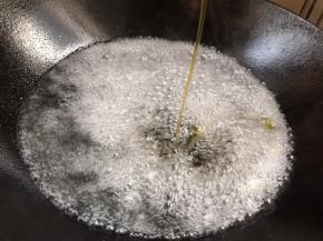 锅中烧开水，加少许盐和油