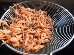 就着开水放入虾皮汆烫一下捞出沥干水分