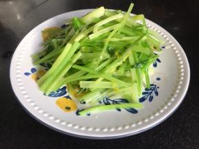 芹菜捞出沥干水分，装盘