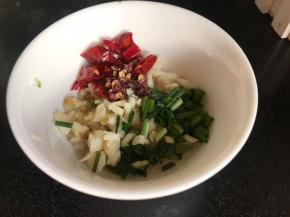 加入花椒粒和干辣椒碎