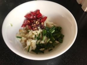 加入花椒粒和干辣椒碎
