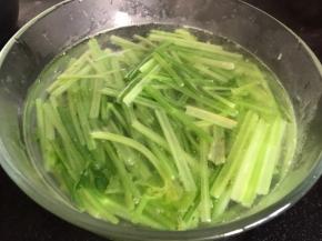 捞出放入冷开水中浸泡一会儿