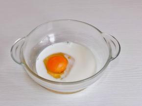 首先将牛奶与鸡蛋，糖倒入大口碗中搅拌至糖融化。