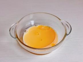 加入玉米油搅拌均匀。