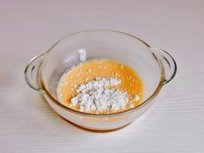 加入低筋面粉打至无干粉。