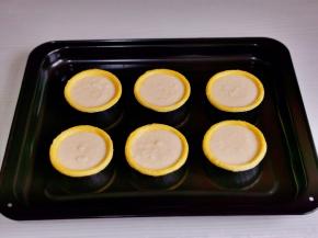 蛋挞皮摆入烤盘中，盛入蛋挞液，八分满即可。