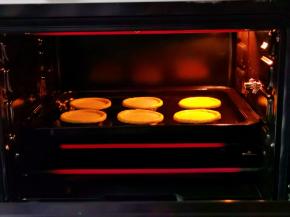 入预热好的烤箱中层。