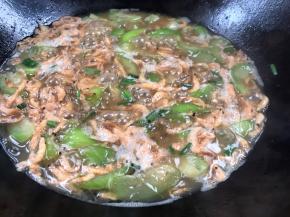 加味精和葱花拌匀即可