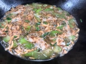 加味精和葱花拌匀即可