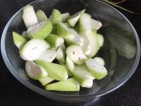 丝瓜去皮洗净后切滚刀