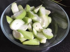 丝瓜去皮洗净后切滚刀