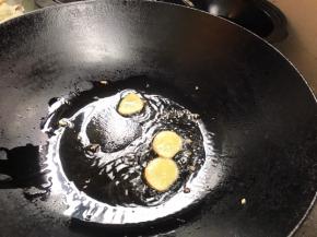 起锅放入橄榄油，放入姜片爆香