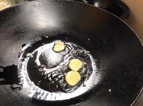 起锅放入橄榄油，放入姜片爆香