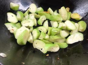 加入丝瓜，炒至变色