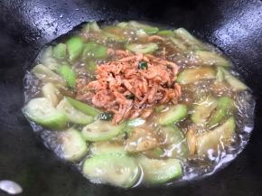 加虾皮拌匀煮沸