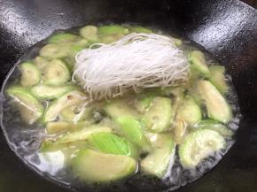 加入开水和粉丝煮2分钟