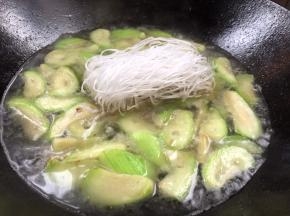 加入开水和粉丝煮2分钟