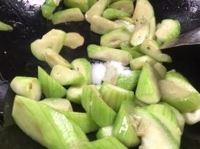 加盐炒至入味