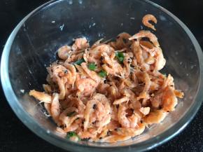 虾皮洗净后加料酒和少许葱花，拌匀腌制一会儿