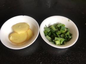 备好葱花和姜片