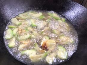 加盐、胡椒粉和生抽拌匀