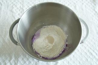 备料。面包材料放入打面桶中，盐、糖分开放置，酵母不与盐糖接触。紫薯提前蒸熟。