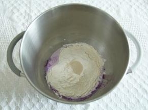 备料。面包材料放入打面桶中，盐、糖分开放置，酵母不与盐糖接触。紫薯提前蒸熟。